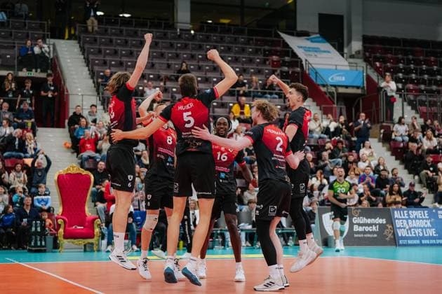 Cheers for the first point for the Barock Volleys MTV Ludwigsburg, Ben Simon Bonin Barock Volleys MTV Ludwigsburg, 06 , Tomi Saarinen Barock Volleys MTV Ludwigsburg, 08 , Jan Huber Barock Volleys MTV Ludwigsburg, 05 , Nyherowo Omene Barock Volleys MTV Ludwigsburg, 16 , Philipp Herrmann Barock Volleys MTV Ludwigsburg, 02 , Tim Koepfli Barock Volleys MTV Ludwigsburg, 07 , Barock Volleys MTV Ludwigsburg vs SVG Lueneburg, Volleyball, 1 Bundesliga, 1 Matchday, Season 2025 2026, 21 20 2025, Barock Volleys MTV Ludwigsburg vs SVG Lueneburg, Volleyball, 1 Bundesliga, 1 Matchday, Season 2025 2026, 21 20 2025 Ludwigsburg Copyright: xEibner-Pressefoto LarsxNeumannx EP_LNN