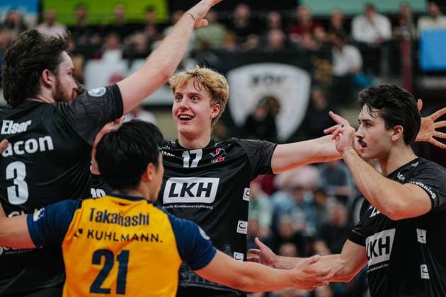 Axel Valentin Enlund SVG Lueneburg, 17 cheers with his team, Barock Volleys MTV Ludwigsburg vs SVG Lueneburg, Volleyball, 1 Bundesliga, 1 Matchday, Season 2025 2026, 21 20 2025, Barock Volleys MTV Ludwigsburg vs SVG Lueneburg, Volleyball, 1 Bundesliga, 1 Matchday, Season 2025 2026, 21 20 2025 Ludwigsburg Copyright: xEibner-Pressefoto LarsxNeumannx EP_LNN
