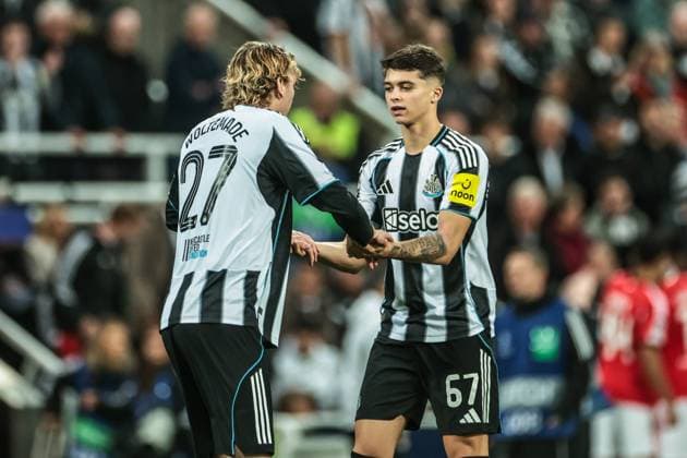UEFA Champions League Matchday 3 of 8 Newcastle United v Benfica Nick Woltemade of Newcastle United shakes hands with Lewis Miley of Newcastle United before the game during the UEFA Champions League Matchday 3 of 8 Newcastle United vs Benfica at St. James s Park, Newcastle, United Kingdom, 21st October 2025 (Photo by Mark Cosgrove News Images) Newcastle St. James s Park Tyne and Wear United Kingdom Copyright: xMarkxCosgrove NewsxImagesx
