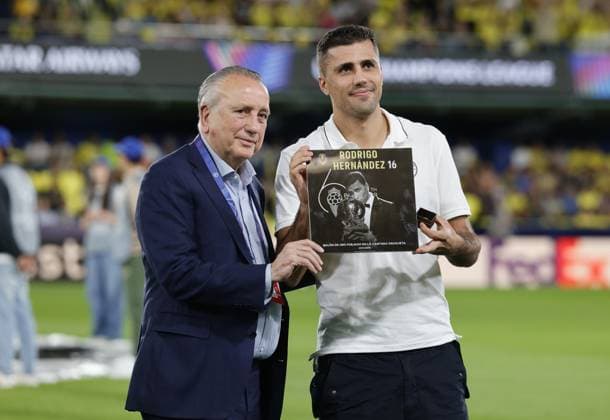 Fernando Roig Alfonso, President of Villarreal CF presents a gift to Rodri of Manchester Cit ahead of kick off Villarreal v Manchester City, UEFA Champions League, Group Stage, Football, Estadi de la Cermica, Villarreal, Spain - 21 Oct 2025Villarreal Estadi de la Ceràmica United Kingdom EDITORIAL USE ONLY No use with unauthorised audio, video, data, fixture lists, club league logos or live services. Online in-match use limited to 120 images, no video emulation. No use in betting, games or single club league player publications.  Copyright: xRubenxAlbarran Shutterstockx 15552307p