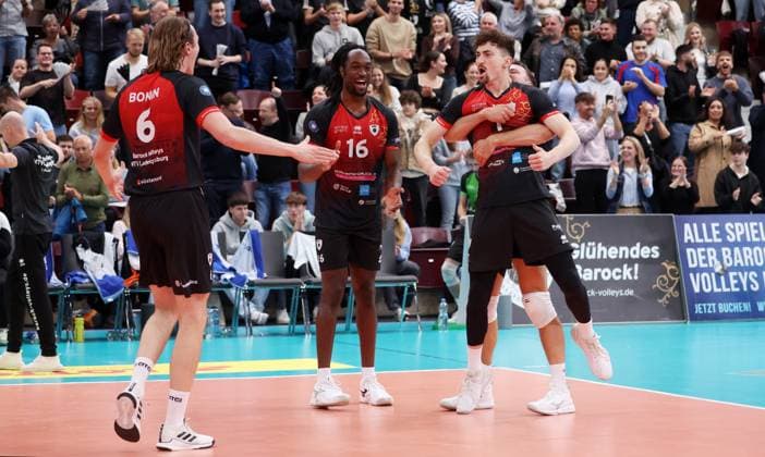BAU 21 10 2025 Ludwigsburg Volleyball Barock Volleys MTV Ludwigsburg vs SVG Lüneburg, Ludwigsburg cheers, f l Ben Simon Bonin, Nyherowo Omene , Tim Köpfli, Jeffrey Klok LB