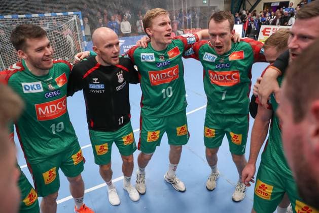 21 10 2025, xtgx, Handball, DHB Pokal 2 Runde, Dessau Rosslauer HV 06 SC Magdeburg v l Magdeburg Jubel über den Sieg, Jubel nach Spielende Dessau