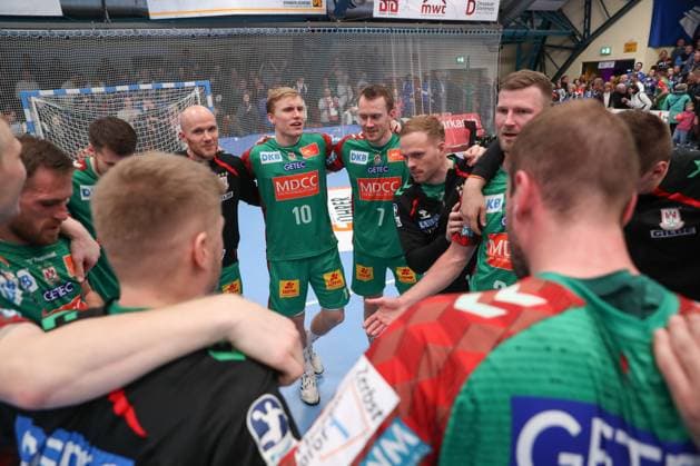 21 10 2025, xtgx, Handball, DHB Pokal 2 Runde, Dessau Rosslauer HV 06 SC Magdeburg v l Magdeburg Jubel über den Sieg, Jubel nach Spielende Dessau