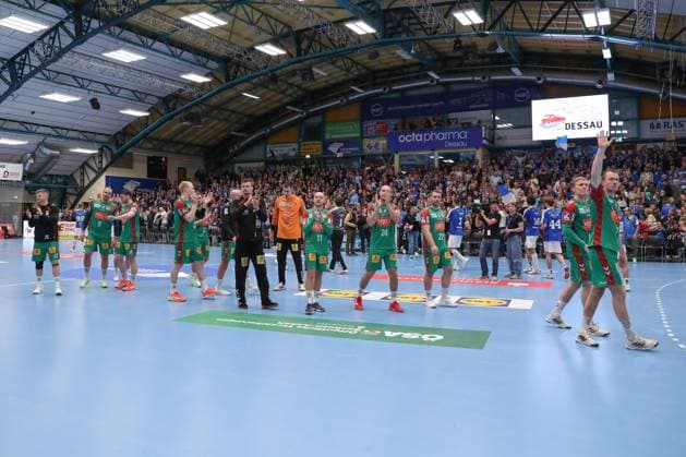 21 10 2025, xtgx, Handball, DHB Pokal 2 Runde, Dessau Rosslauer HV 06 SC Magdeburg v l Magdeburg Jubel über den Sieg, Jubel nach Spielende Dessau