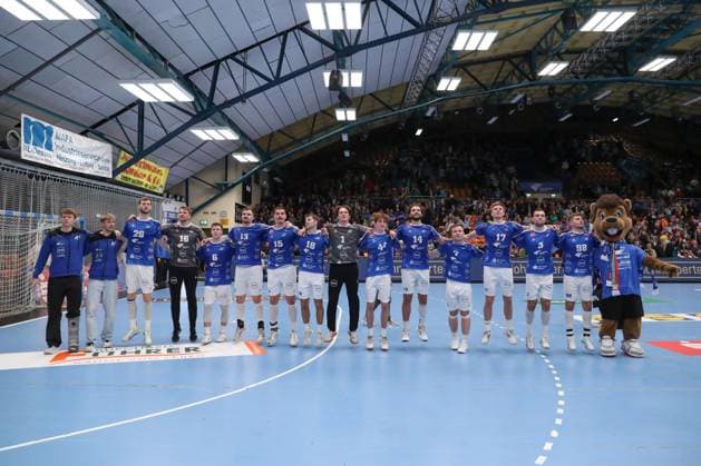 21 10 2025, xtgx, Handball, DHB Pokal 2 Runde, Dessau Rosslauer HV 06 SC Magdeburg v l Dessaus players thank their fans Dessau