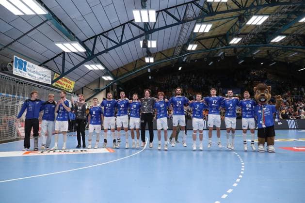 21 10 2025, xtgx, Handball, DHB Pokal 2 Runde, Dessau Rosslauer HV 06 SC Magdeburg v l Dessaus players thank their fans Dessau