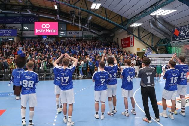 21 10 2025, xtgx, Handball, DHB Pokal 2 Runde, Dessau Rosslauer HV 06 SC Magdeburg v l Dessaus players thank their fans Dessau