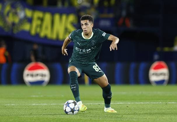 Rico Lewis of Manchester City on the ball Villarreal v Manchester City, UEFA Champions League, Group Stage, Football, Estadi de la Cermica, Villarreal, Spain - 21 Oct 2025Villarreal Estadi de la Ceràmica United Kingdom EDITORIAL USE ONLY No use with unauthorised audio, video, data, fixture lists, club league logos or live services. Online in-match use limited to 120 images, no video emulation. No use in betting, games or single club league player publications.  Copyright: xRubenxAlbarran Shutterstockx 15552307w
