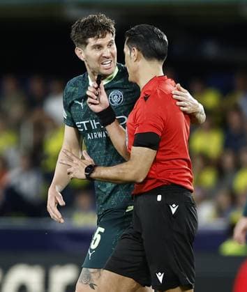 John Stones of Manchester City speaks with referee, Serdar Gözübüyük Villarreal v Manchester City, UEFA Champions League, Group Stage, Football, Estadi de la Cermica, Villarreal, Spain - 21 Oct 2025Villarreal Estadi de la Ceràmica United Kingdom EDITORIAL USE ONLY No use with unauthorised audio, video, data, fixture lists, club league logos or live services. Online in-match use limited to 120 images, no video emulation. No use in betting, games or single club league player publications.  Copyright: xRubenxAlbarran Shutterstockx 15552307x