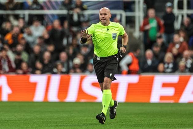 UEFA Champions League Matchday 3 of 8 Newcastle United v Benfica Referee Szymon Marciniak holds play during the UEFA Champions League Matchday 3 of 8 Newcastle United vs Benfica at St. James s Park, Newcastle, United Kingdom, 21st October 2025 (Photo by Mark Cosgrove News Images) Newcastle St. James s Park Tyne and Wear United Kingdom Copyright: xMarkxCosgrove NewsxImagesx