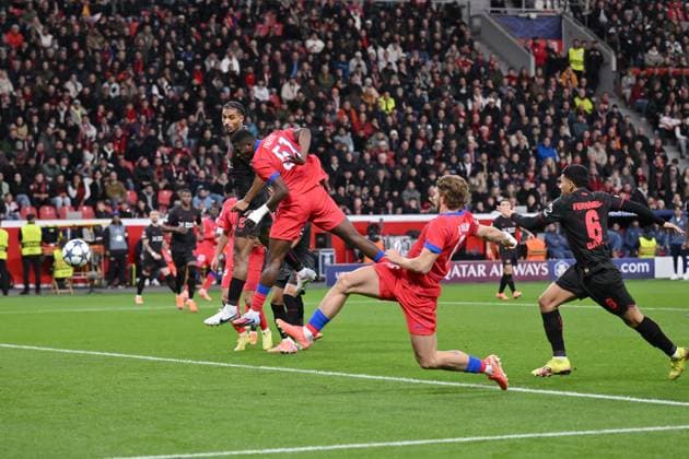 Willian Pacho Paris Saint Germain , mi , scores with this header to 0 1 21 10 2025, Football, UEFA Champions League 2025 2026, Matchday 3, Bayer 04 Leverkusen Paris St Germain UEFA regulations prohibit any use of photographs as image sequences and or quasi video Leverkusen BayArena Nordrhein Westfalen Germany Team2