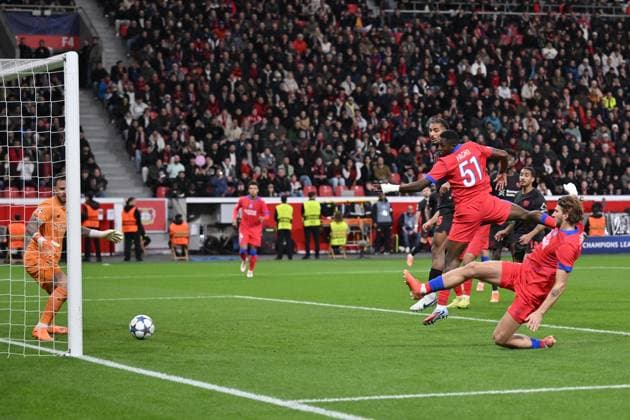 Willian Pacho Paris Saint Germain , re , scores with this header to 0 1 21 10 2025, Football, UEFA Champions League 2025 2026, Matchday 3, Bayer 04 Leverkusen Paris St Germain UEFA regulations prohibit any use of photographs as image sequences and or quasi video Leverkusen BayArena Nordrhein Westfalen Germany Team2