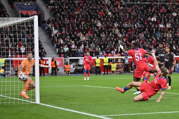 Willian Pacho Paris Saint Germain , re , scores with this header to 0 1 21 10 2025, Football, UEFA Champions League 2025 2026, Matchday 3, Bayer 04 Leverkusen Paris St Germain UEFA regulations prohibit any use of photographs as image sequences and or quasi video Leverkusen BayArena Nordrhein Westfalen Germany Team2