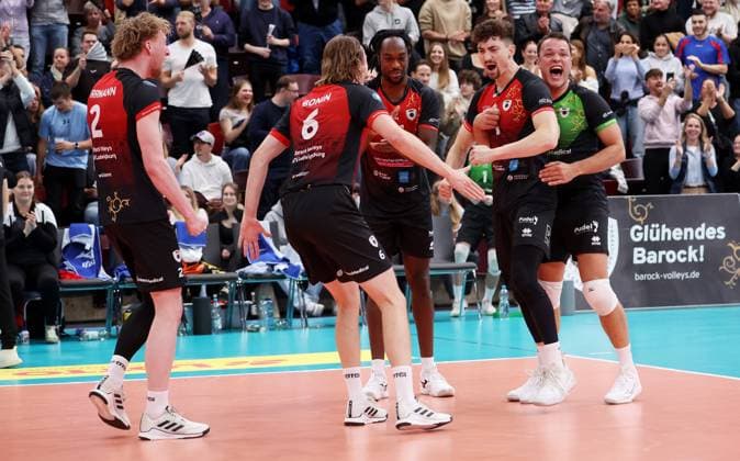 BAU 21 10 2025 Ludwigsburg Volleyball Barock Volleys MTV Ludwigsburg vs SVG Lüneburg, from left Philipp Hermann, Ben Simon Bonin, Nyherowo Omene LB , Tim Köpfli and Jeffrey Klok LB cheering