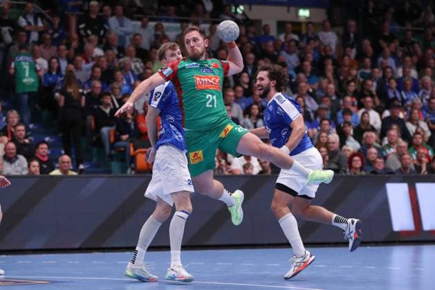 21 10 2025, xgox, Handball DHB Pokal Round 2 Dessau Rosslauer HV 06 SC Magdeburg emspor, v l Albin Lagergren Magdeburg, 21 throws goal, Torschuetze, scores goal, Treffer, scores the goal Dessau