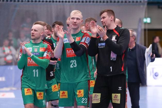 21 10 2025, xgox, Handball DHB Pokal Round 2 Dessau Rosslauer HV 06 SC Magdeburg emspor, f l Daniel Pettersson Magdeburg, 11 , Magnus Saugstrup Magdeburg, 23 , Sergey Hernandez Ferrer Magdeburg, 1 Celebrating the victory, cheering after the end of the game Dessau