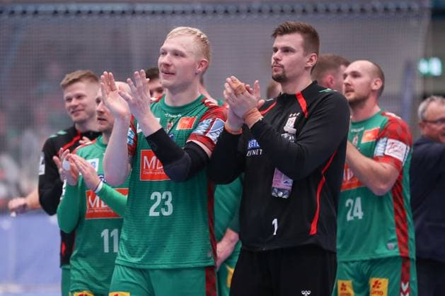 21 10 2025, xgox, Handball DHB Pokal Round 2 Dessau Rosslauer HV 06 SC Magdeburg emspor, f l Magnus Saugstrup Magdeburg, 23 , Sergey Hernandez Ferrer Magdeburg, 1 Celebrating the victory, cheering after the end of the game Dessau