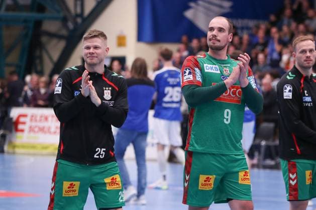 21 10 2025, xgox, Handball DHB Pokal Round 2 Dessau Rosslauer HV 06 SC Magdeburg emspor, f l Sebastian Barthold Magdeburg, 25 , Tim Zechel Magdeburg, 9 Celebrating the victory, cheering after the end of the game Dessau