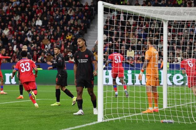 21 10 2025, xrekx, Football UEFA Champions League, Bayer 04 Leverkusen Paris St Germain PSG v l Goal celebration after the goal to celebrate the goal celebrate 0 1 by Willian Pacho FC Paris Saint Germain Loic Bade Bayer 04 Leverkusen Mark Flekken Bayer 04 Leverkusen DFL DFB REGULATIONS PROHIBIT ANY USE OF PHOTOGRAPHS as IMAGE SEQUENCES and or QUASI VIDEO Leverkusen