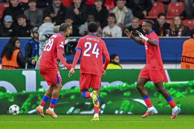 21 10 2025, Football UEFA Champions League, Season 2025 2026, Group stage, Matchday 03, Bayer 04 Leverkusen Paris Saint Germain at the BayArena in Leverkusen Bradley Barcola FC Paris Saint Germain, 29 , Senny Mayulu FC Paris Saint Germain, 24 and Willian Pacho FC Paris Saint Germain, 51 celebrate the goal for 1 0 Photo Kirchner Media Thomas Haesler Copyright: xKirchner-Media ThomasxHaeslerx