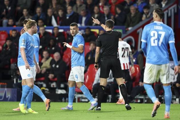 EINDHOVEN , 21-10-2025 , Philips Stadium , season 2025 2026 , UEFA Champions League football , League phase Matchday 3 , match between PSV and Napoli , picture shows Napoli player Alessandro Buongiorno, referee Daniel Siebert (GER) PSV - Napoli  x31629596x Copyright: