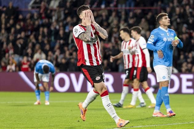 EINDHOVEN - Dennis Man of PSV Eindhoven is disappointed with a missed opportunity during the UEFA Champions League match between PSV Eindhoven and Napoli at the Philips Stadium on October 21, 2025, in Eindhoven, Netherlands. ANP ROBIN VAN LONKHUIJSEN UEFA Champions League 2025-2026 xVIxANPxSportx xxANPxIVx 539893912 originalFilename: 539893912.jpg