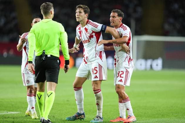 October 21, 2025, Barcelona, Barcelona, SPAIN: Panagiotis Retsos and Santiago Hezze of Olympiacos FC protest to Urs Schnyder, referee of the match, during the UEFA Champions League 2025 26 League Phase MD3 match between FC Barcelona, Barca and Olympiacos FC at Estadi Olimpic Lluis Companys on October 21, 2025 in Barcelona, Spain. Barcelona SPAIN - ZUMAa181 20251021_zaa_a181_313 Copyright: xIrinaxR.xHipolitox
