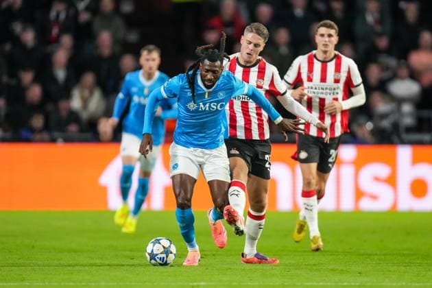 2025-10-21 PSV v SSC Napoli - UEFA Champions League 2025 26 League Phase MD3 EINDHOVEN, NETHERLANDS - OCTOBER 21: Joey Veerman of PSV battles for possession with Frank Anguissa of SSC Napoli during the UEFA Champions League 2025 26 League Phase MD3 match between PSV and SSC Napoli at Philips Stadion on October 21, 2025 in Eindhoven, Netherlands. Eindhoven Philips Stadion Netherlands Content not available for redistribution in The Netherlands directly or indirectly through any third parties. Copyright: xJorisxVerwijstx