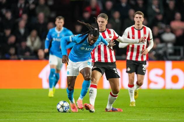 2025-10-21 PSV v SSC Napoli - UEFA Champions League 2025 26 League Phase MD3 EINDHOVEN, NETHERLANDS - OCTOBER 21: Joey Veerman of PSV battles for possession with Frank Anguissa of SSC Napoli during the UEFA Champions League 2025 26 League Phase MD3 match between PSV and SSC Napoli at Philips Stadion on October 21, 2025 in Eindhoven, Netherlands. Eindhoven Philips Stadion Netherlands Content not available for redistribution in The Netherlands directly or indirectly through any third parties. Copyright: xJorisxVerwijstx