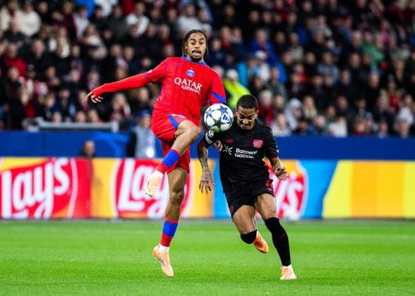 Leverkusen, Bayarena, 21 10 2025 Bradley Barcola of Paris challenges Arthur of Leverkusen during the Championsleague match Bayer 04 Leverkusen vs Paris St Germain