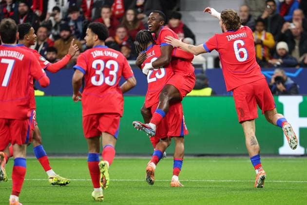 iChampions League Bayer 04 Leverkusen Paris Saint Germain on 21 10 2025 at the BayArena in Leverkusen Cheering, goal celebration, goal scorer, goal scorer Willian Pacho Paris 51 celebrates with the team after his goal for 0 to 1 MH