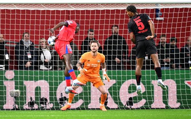 Football, Champions League, Germany, Men, Season 2025 2026, Matchday 3, BayArena Leverkusen Bayer Leverkusen FC Paris Saint Germain Willian Pacho PSG scores the goal to make it 0 1 against Mark Flekken LEV Action