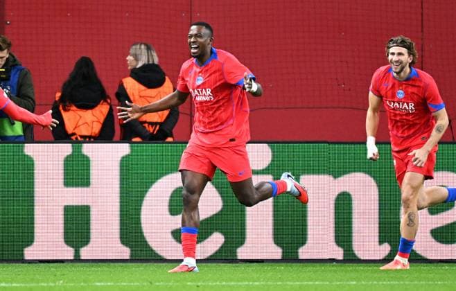 Football, Champions League, Germany, Men, Season 2025 2026, Matchday 3, BayArena Leverkusen Bayer Leverkusen FC Paris Saint Germain Cheers Willian Pacho PSG after his goal to 0 1 Cheers, joy, action