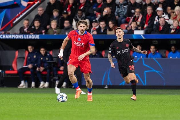 GER, UEFA Champions League, Matchday 3 Bayer 04 Leverkusen vs Paris Saint Germain 21 10 2025, BayArena, Leverkusen, GER, UEFA Champions League, Matchday 3 Bayer 04 Leverkusen vs Paris Saint Germain in picture Illya Zabarnyi Paris Saint Germain, 6 single action whole body whole body ball on foot In the background Alex Grimaldo Bayer 04 Leverkusen, 20 nordphotoxGmbHxx xChristianxSchulze nph000300