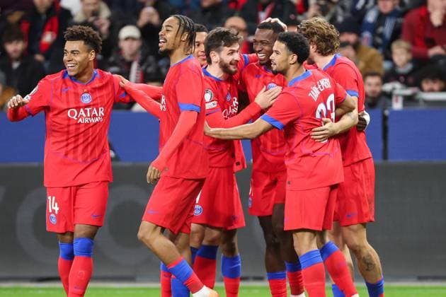 iChampions League Bayer 04 Leverkusen Paris Saint Germain on 21 10 2025 at the BayArena in Leverkusen Cheering, goal celebration, goal scorer, goal scorer Willian Pacho Paris 51 celebrates with the team after his goal for 0 to 1 MH