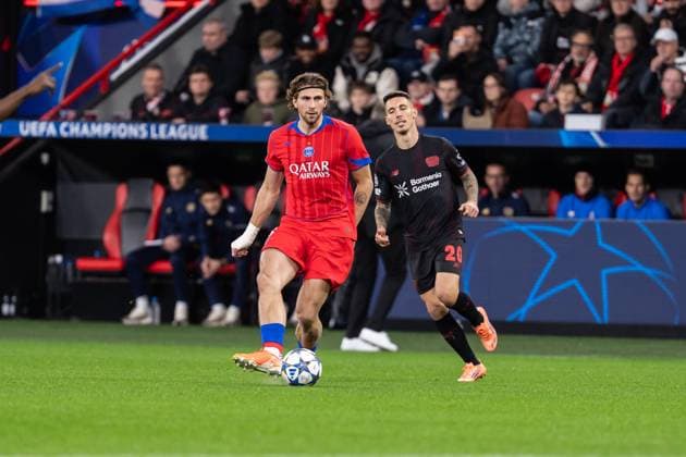 GER, UEFA Champions League, Matchday 3 Bayer 04 Leverkusen vs Paris Saint Germain 21 10 2025, BayArena, Leverkusen, GER, UEFA Champions League, Matchday 3 Bayer 04 Leverkusen vs Paris Saint Germain in picture Illya Zabarnyi Paris Saint Germain, 6 single action whole body whole body ball on foot In the background Alex Grimaldo Bayer 04 Leverkusen, 20 nordphotoxGmbHxx xChristianxSchulze nph000300