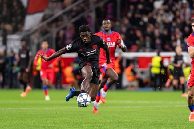 GER, UEFA Champions League, Matchday 3 Bayer 04 Leverkusen vs Paris Saint Germain 21 10 2025, BayArena, Leverkusen, GER, UEFA Champions League, Matchday 3 Bayer 04 Leverkusen vs Paris Saint Germain in picture Ernest Poku Bayer 04 Leverkusen, 19 Receiving the ball in the air, single action whole body whole body ball on foot nordphotoxGmbHxx xChristianxSchulze nph000300