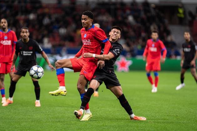 GER, UEFA Champions League, 3. Spieltage - Bayer 04 Leverkusen vs Paris Saint-Germain 21.10.2025, BayArena, Leverkusen, GER, UEFA Champions League, 3. Spieltage - Bayer 04 Leverkusen vs Paris Saint-Germain im Bild: Zweikampf zwischen Senny Mayulu (Paris Saint-Germain, 24) und Claudio Echeverri (Bayer 04 Leverkusen, 9) nordphotoxGmbHxx xChristianxSchulze nph000300