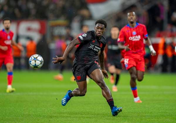 Ernest Poku Bayer 04 Leverkusen, 19 21 10 2025, Football Bayer 04 Leverkusen FC Paris Saint Germain, UEFA Champions League, Season 2025 2026, Matchday 3 DFL regulations prohibit any use of photographs as image sequences and or quasi video Copyright: HMBxMedia xMarcoxBader