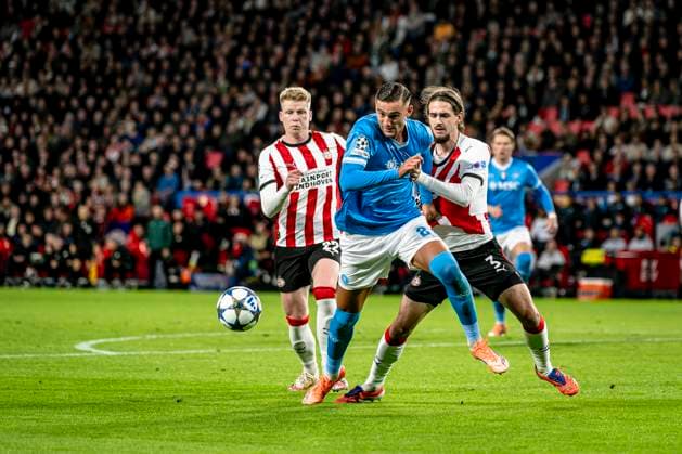 SSC Napoli forwarder Lorenzo Lucca, PSV Eindhoven defender Yarek Gasiorowski during the match PSV Eindhoven vsn SSC Napoli at the Philips stadium for the Champions League - League phase - Matchday 3 season 2025-2026 in EINDHOVEN, Netherlands on 21 oktober 2025, (photo by Stefan Koops EYE4images DeFodi Images) SSC Napoli forwarder Lorenzo Lucca, PSV Eindhoven defender Yarek Gasiorowski during the match PSV Eindhoven vsn SSC Napoli at the Philips stadium for the Champions League phase Matchday 3 season 2025 2026 in EINDHOVEN, Netherlands on 21 oktober 2025, photo by Stefan Koops EYE4images DeFodi Images