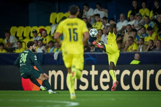 Pape Gueye Villarreal CF controls the ball during a UEFA Champions League match between Villarreal FC and Manchester City at Estadio de La Ceramica in Villarreal, , Spain, on October 21 2025 Photo by Felipe Mondino Copyright: x@FELIPExMONDINOx