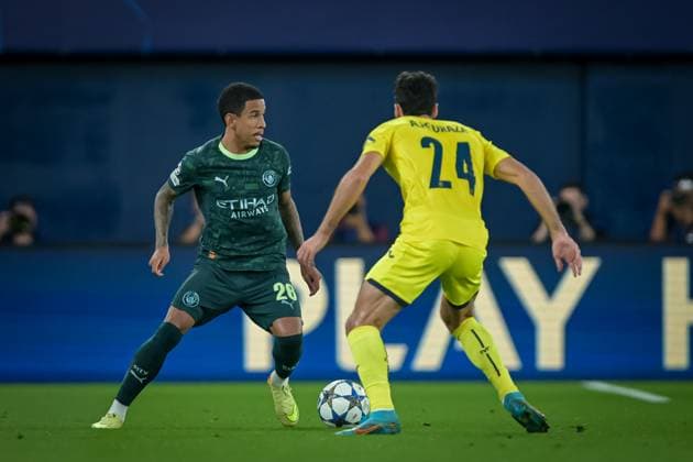 Savinho Manchester City and Alfonso Pedraza Villarreal CF battle for the ball during a UEFA Champions League match between Villarreal FC and Manchester City at Estadio de La Ceramica in Villarreal, , Spain, on October 21 2025 Photo by Felipe Mondino Copyright: x@FELIPExMONDINOx