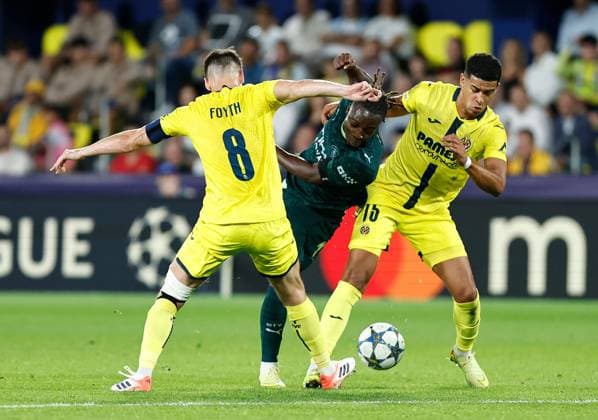 JÃ rÃ my Doku of Manchester City is challenged by Juan Foyth of Villarreal and Santiago Mourino of Villarreal Villarreal v Manchester City, UEFA Champions League, Group Stage, Football, Estadi de la Cermica, Villarreal, Spain - 21 Oct 2025Villarreal Estadi de la Ceràmica United Kingdom EDITORIAL USE ONLY No use with unauthorised audio, video, data, fixture lists, club league logos or live services. Online in-match use limited to 120 images, no video emulation. No use in betting, games or single club league player publications.  Copyright: xRubenxAlbarran Shutterstockx 15552307au