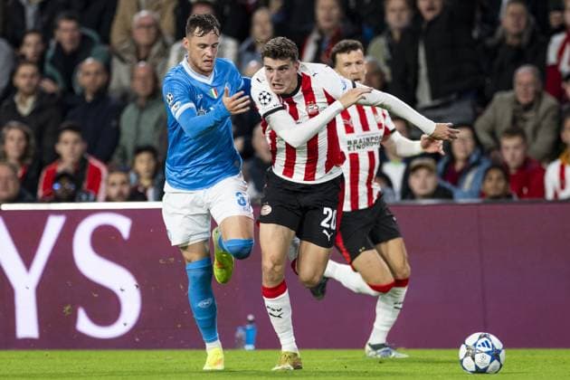 EINDHOVEN - (L-R) Sam Beukema of SSC Napoli, Guus Til of PSV Eindhoven during the UEFA Champions League match between PSV Eindhoven and Napoli at the Philips Stadium on October 21, 2025, in Eindhoven, Netherlands. ANP ROBIN VAN LONKHUIJSEN UEFA Champions League 2025-2026 xVIxANPxSportx xxANPxIVx 539894507 originalFilename: 539894507.jpg