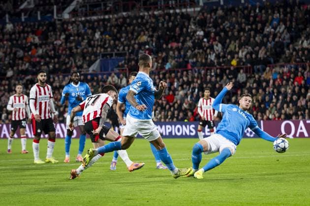 EINDHOVEN - A chance for Dennis Man of PSV Eindhoven during the UEFA Champions League match between PSV Eindhoven and Napoli at the Philips Stadium on October 21, 2025, in Eindhoven, Netherlands. ANP ROBIN VAN LONKHUIJSEN UEFA Champions League 2025-2026 xVIxANPxSportx xxANPxIVx 539894578 originalFilename: 539894578.jpg