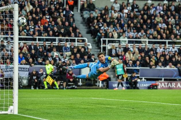 UEFA Champions League Matchday 3 of 8 Newcastle United v Benfica Newcastle goalkeeper Nick Pope watches the ball bounce of the post during the UEFA Champions League Matchday 3 of 8 Newcastle United vs Benfica at St. James s Park, Newcastle, United Kingdom, 21st October 2025 (Photo by Mark Cosgrove News Images) Newcastle St. James s Park Tyne and Wear United Kingdom Copyright: xMarkxCosgrove NewsxImagesx