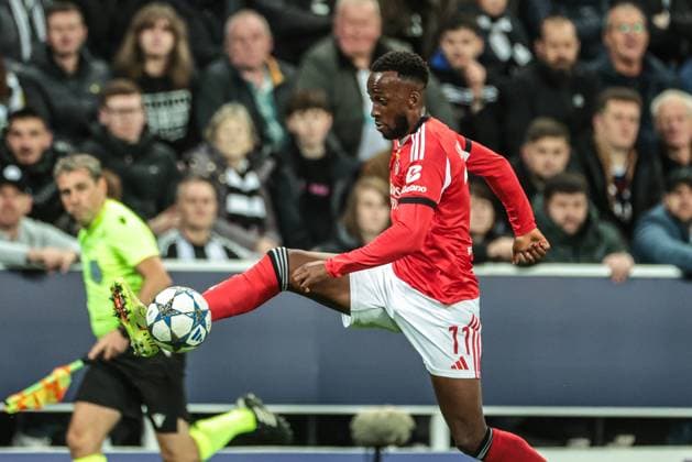UEFA Champions League Matchday 3 of 8 Newcastle United v Benfica Dodi Lukebakio of Benfica controls the ball during the UEFA Champions League Matchday 3 of 8 Newcastle United vs Benfica at St. James s Park, Newcastle, United Kingdom, 21st October 2025 (Photo by Mark Cosgrove News Images) Newcastle St. James s Park Tyne and Wear United Kingdom Copyright: xMarkxCosgrove NewsxImagesx
