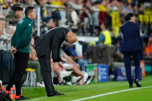 Villarreal CF v Manchester City - UEFA Champions League 2025 26 League Phase MD3 Pep Guardiola head coach of Manchester City and Spain reacts during the UEFA Champions League 2025 26 League Phase MD3 match between Villarreal CF and Manchester City at Estadio de la Ceramica on October 21, 2025 in Villarreal, Spain. Villarreal Castellon Spain  Copyright: xJosexBretonx originalFilename:bretonhernandez-villarre251021_nphwD.jpg