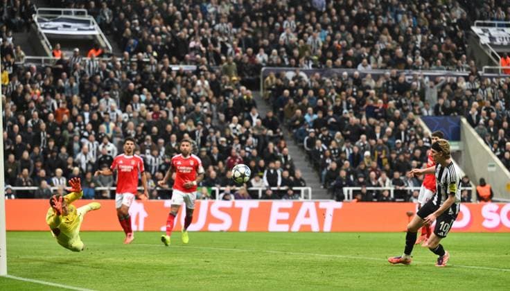 Anthony Gordon of Newcastle United scores their first goal Newcastle United v Benfica, UEFA Champions League, Group Stage, Football, St James Park, Newcastle, UK - 21 Oct 2025Newcastle St James Park United Kingdom EDITORIAL USE ONLY No use with unauthorised audio, video, data, fixture lists, club league logos or live services. Online in-match use limited to 120 images, no video emulation. No use in betting, games or single club league player publications.  Copyright: xRichardxLee Shutterstockx 15552303af