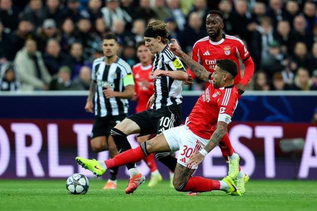 Newcastle United FC v SL Benfica - UEFA Champions League 2025 26 League Phase MD3 Anthony Gordon of Newcastle United and Nicolas Otamendi of SL Benfica challenge during the UEFA Champions League 2025 26 League Phase MD3 match between Newcastle United FC and SL Benfica at St James Park on October 21, 2025 in Newcastle upon Tyne, England. Newcastle upon Tyne St. James Park England United Kingdom Copyright: xEdxSykes Sportsphoto APLx 14139295